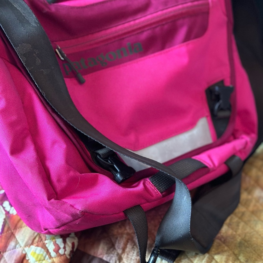Patagonia pink crossbody messenger bag